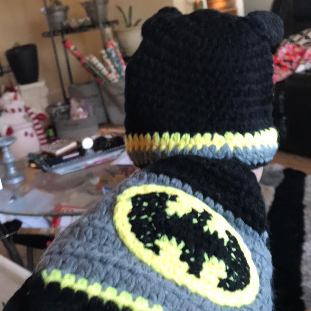 Brand new Batman hat and cape - Picture 4 of 4